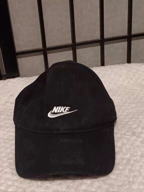 Nike boys Black Cap with White Swoosh Embroidery